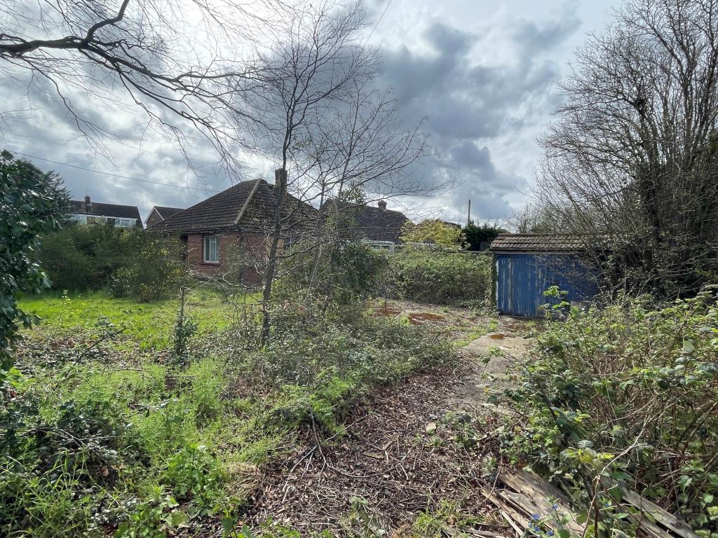Lot: 109 - DETACHED BUNGALOW ON GOOD SIZE PLOT WITH DEVELOPMENT POTENTIAL - Access to plot with detached garage